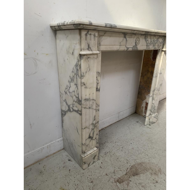 Cheminée de style louis XVI, marbre couleur blanc finement sculpté, fin XIX siècle