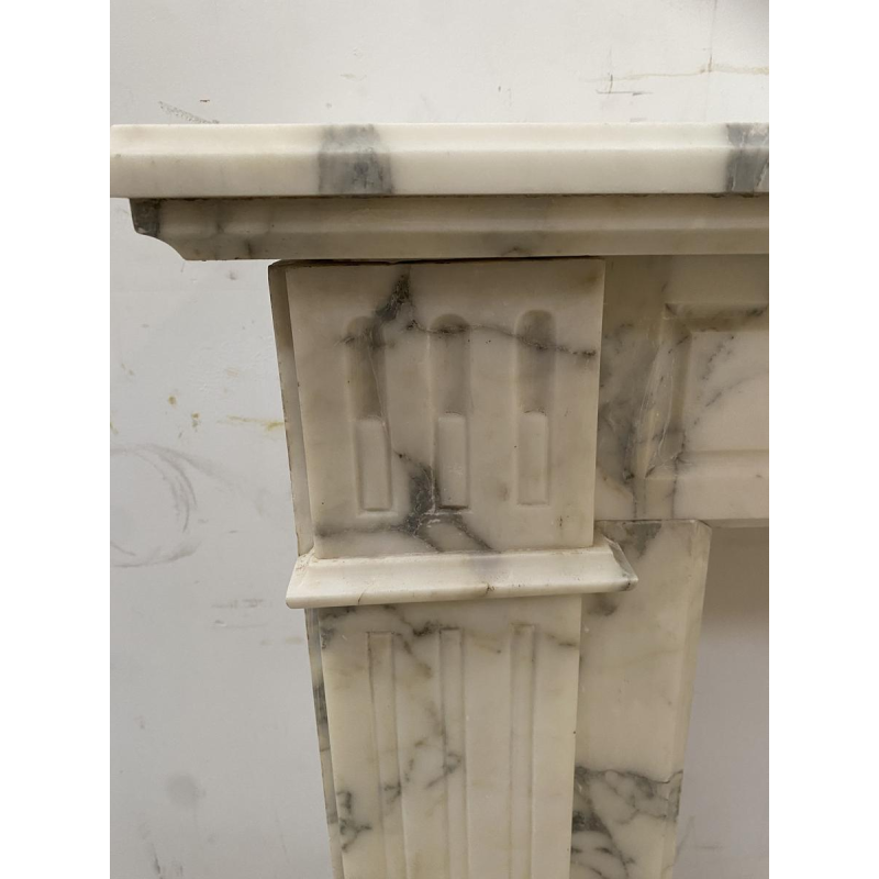 Cheminée de style louis XVI, marbre couleur blanc finement sculpté, fin XIX siècle