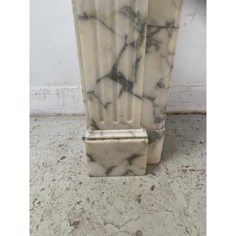 Cheminée de style louis XVI, marbre couleur blanc finement sculpté, fin XIX siècle