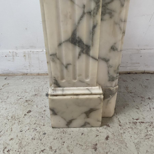 Cheminée de style louis XVI, marbre couleur blanc finement sculpté, fin XIX siècle