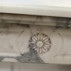 Cheminée de style louis XVI, marbre couleur blanc finement sculpté, fin XIX siècle