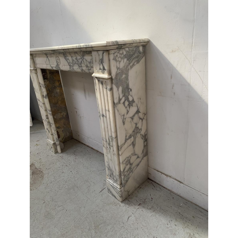 Cheminée de style louis XVI, marbre couleur blanc finement sculpté, fin XIX siècle