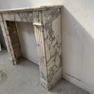 Cheminée de style louis XVI, marbre couleur blanc finement sculpté, fin XIX siècle