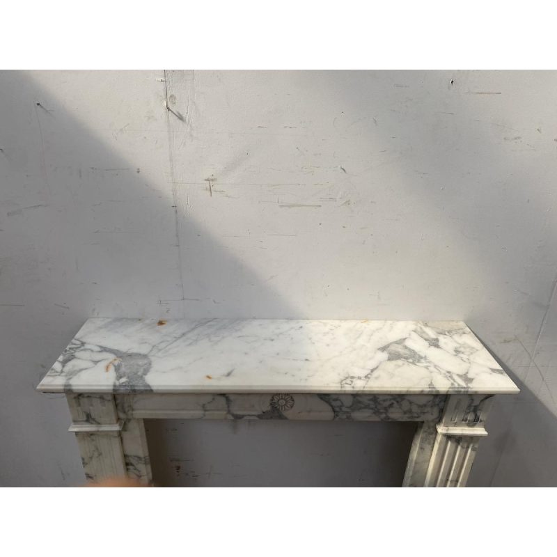 Cheminée de style louis XVI, marbre couleur blanc finement sculpté, fin XIX siècle