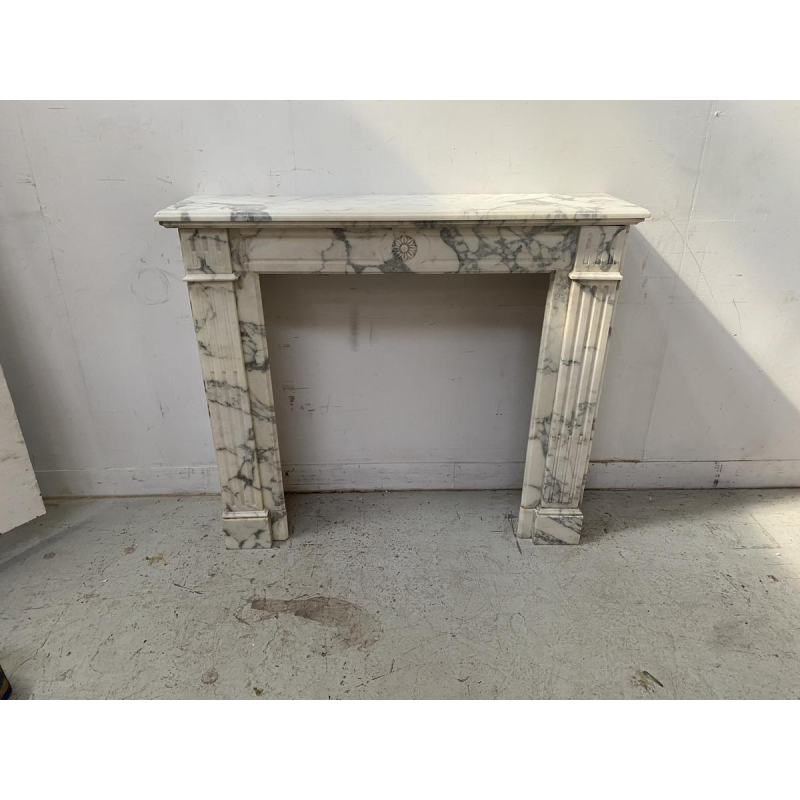 Open haard in Lodewijk XVI-stijl, fijn bewerkt wit marmer, eind 19e eeuw.
