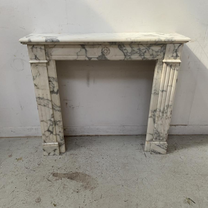 Cheminée de style louis XVI, marbre couleur blanc finement sculpté, fin XIX siècle