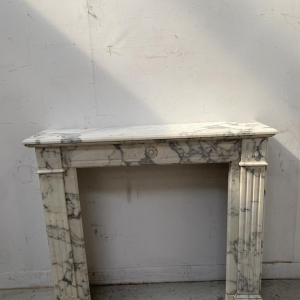 Cheminée de style louis XVI, marbre couleur blanc finement sculpté, fin XIX siècle
