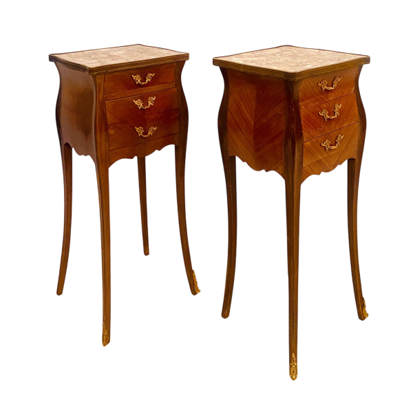 Paire de chevets de style Louis XV en placage de bois de rose, XXe siècle