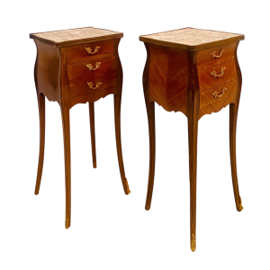 Paire de chevets de style Louis XV en placage de bois de rose, XXe siècle