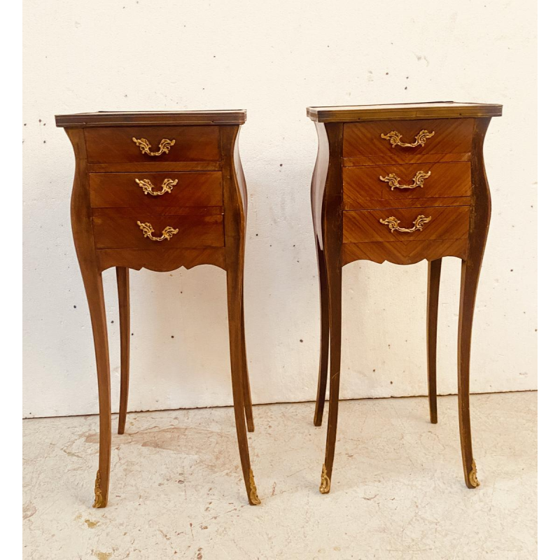 Paire de chevets de style Louis XV en placage de bois de rose, XXe siècle