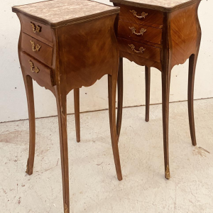 Paire de chevets de style Louis XV en placage de bois de rose, XXe siècle