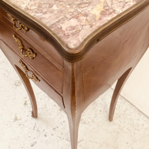 Paire de chevets de style Louis XV en placage de bois de rose, XXe siècle