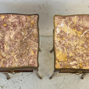 Paire de chevets de style Louis XV en placage de bois de rose, XXe siècle