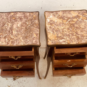 Paire de chevets de style Louis XV en placage de bois de rose, XXe siècle