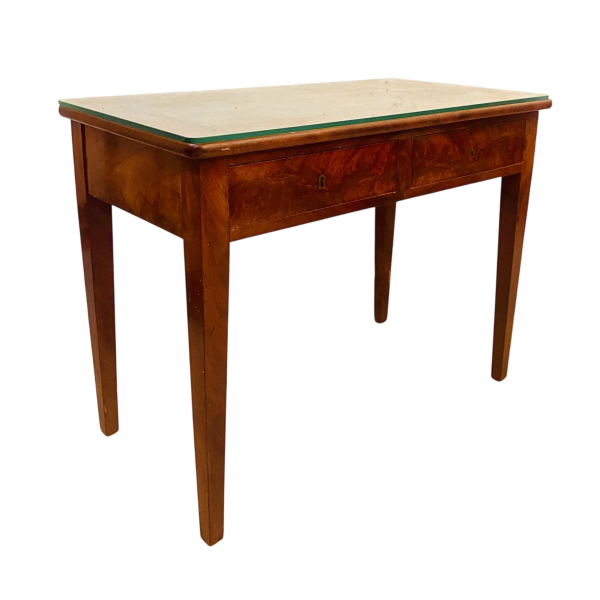 Petit bureau plat directoire à deux tiroirs, dessus cuir et or, XIXe siècle.