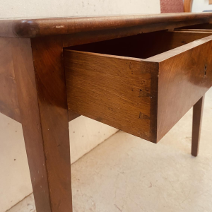 Klein, plat Directoire bureau met twee lades, leren en verguld blad, 19e eeuw.