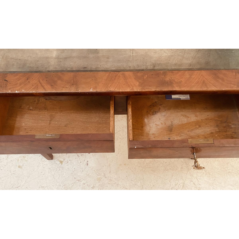 Klein, plat Directoire bureau met twee lades, leren en verguld blad, 19e eeuw.