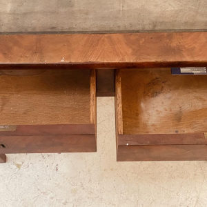 Klein, plat Directoire bureau met twee lades, leren en verguld blad, 19e eeuw.