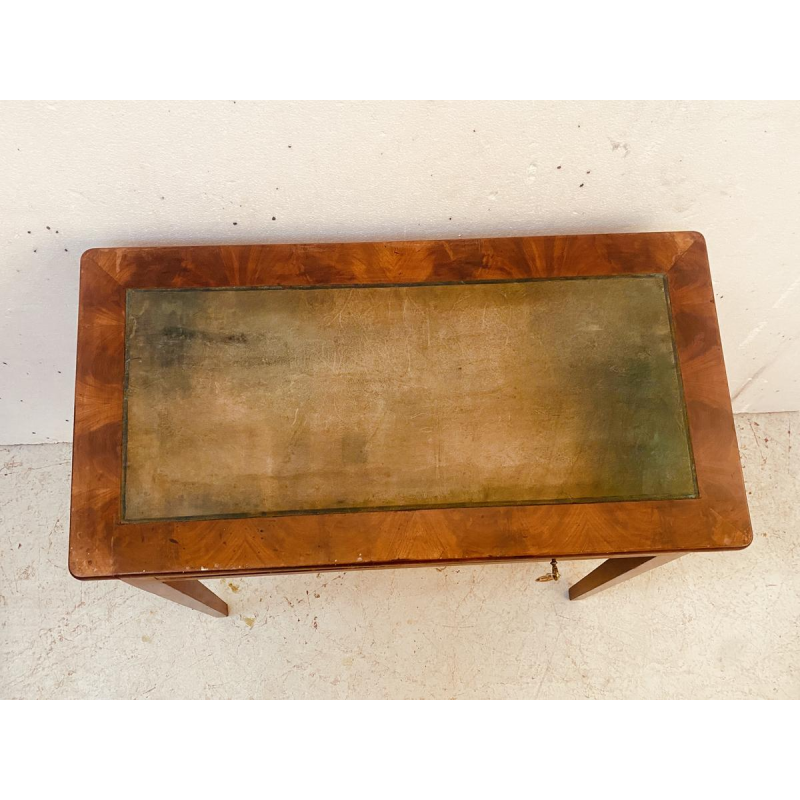 Klein, plat Directoire bureau met twee lades, leren en verguld blad, 19e eeuw.