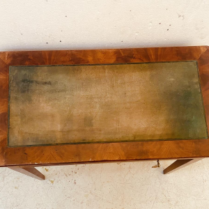 Petit bureau plat directoire à deux tiroirs, dessus cuir et or, XIXe siècle.