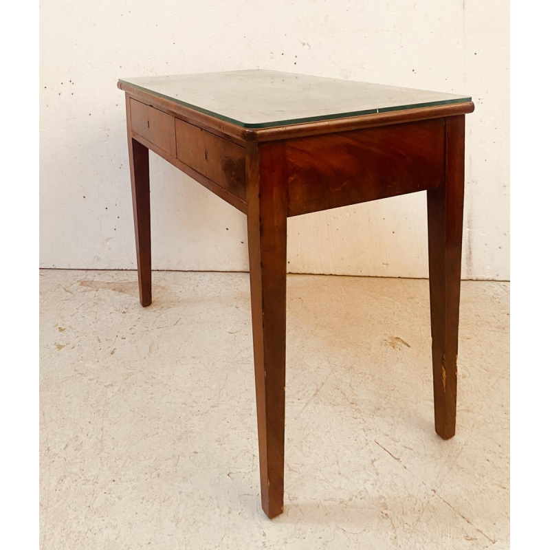 Klein, plat Directoire bureau met twee lades, leren en verguld blad, 19e eeuw.