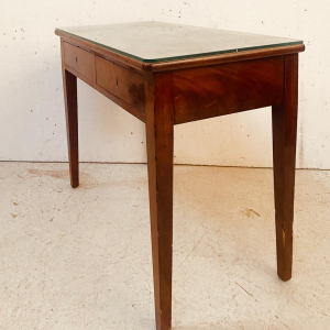 Petit bureau plat directoire à deux tiroirs, dessus cuir et or, XIXe siècle.