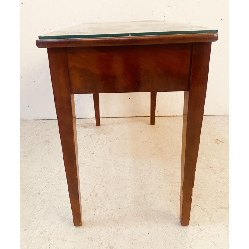 Klein, plat Directoire bureau met twee lades, leren en verguld blad, 19e eeuw.