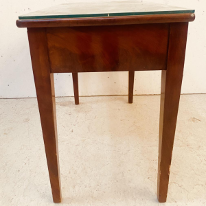 Klein, plat Directoire bureau met twee lades, leren en verguld blad, 19e eeuw.