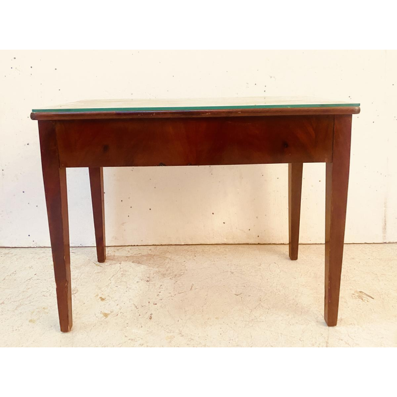 Petit bureau plat directoire à deux tiroirs, dessus cuir et or, XIXe siècle.