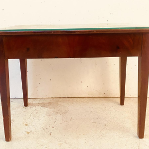 Petit bureau plat directoire à deux tiroirs, dessus cuir et or, XIXe siècle.