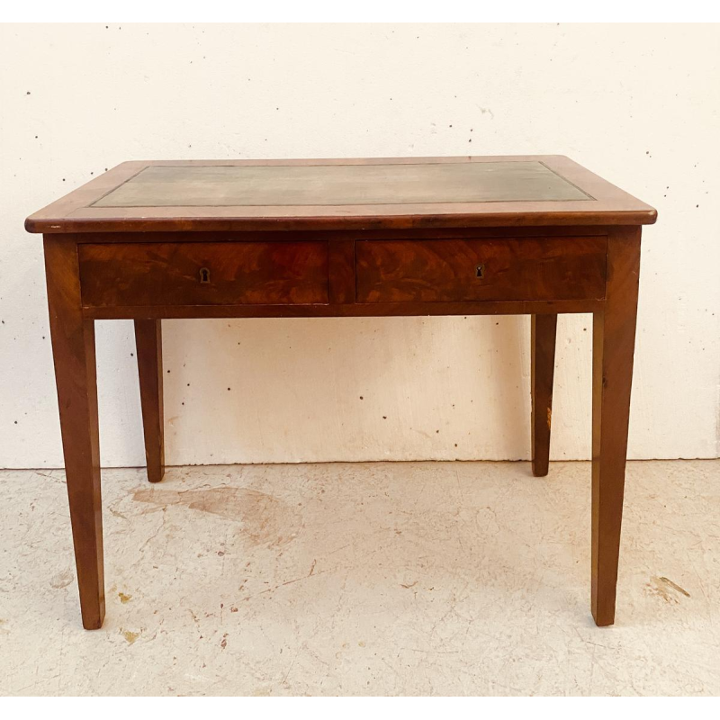Petit bureau plat directoire à deux tiroirs, dessus cuir et or, XIXe siècle.