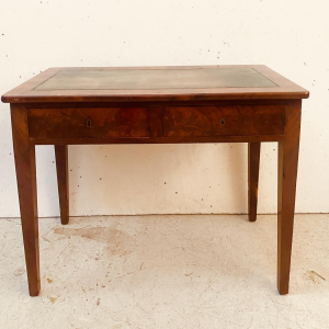 Klein, plat Directoire bureau met twee lades, leren en verguld blad, 19e eeuw.