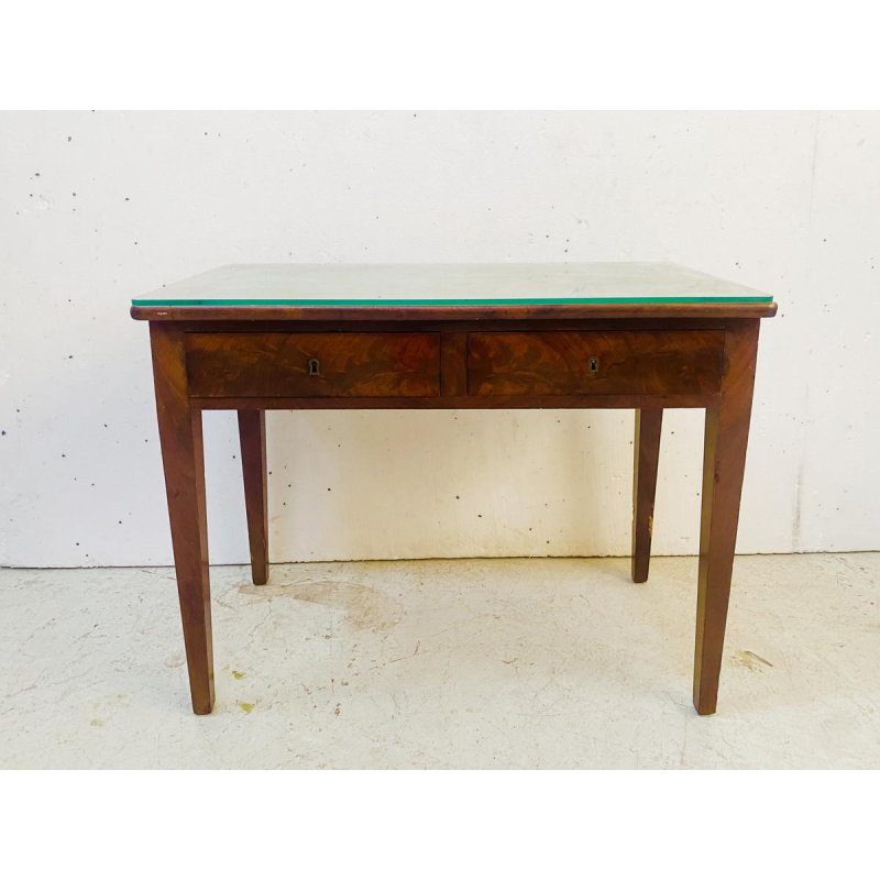 Petit bureau plat directoire à deux tiroirs, dessus cuir et or, XIXe siècle.