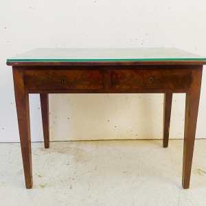Petit bureau plat directoire à deux tiroirs, dessus cuir et or, XIXe siècle.