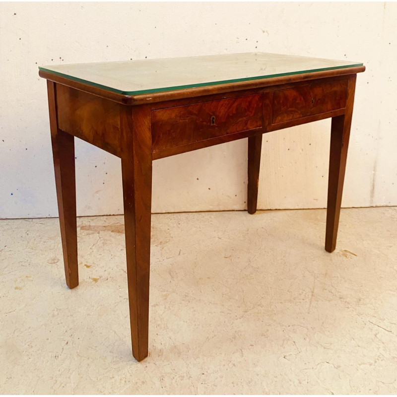 Petit bureau plat directoire à deux tiroirs, dessus cuir et or, XIXe siècle.