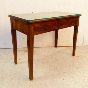 Petit bureau plat directoire à deux tiroirs, dessus cuir et or, XIXe siècle.