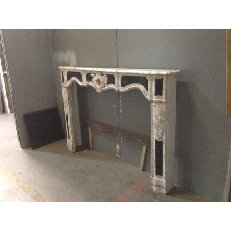 Provençaalse open haard, zijpanelen met gebeeldhouwde details, schelpmotief, 18e eeuw