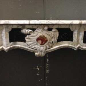 Provençaalse open haard, zijpanelen met gebeeldhouwde details, schelpmotief, 18e eeuw