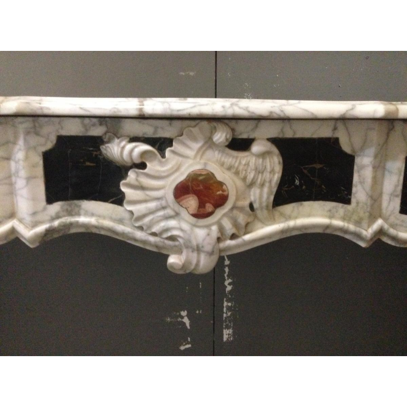 Provençal fireplace, jambs with sculpted details, shell motif, 18th century