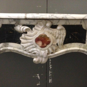 Provençal fireplace, jambs with sculpted details, shell motif, 18th century