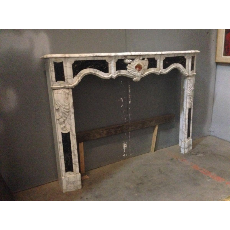 Provençal fireplace, jambs with sculpted details, shell motif, 18th century