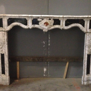 Provençal fireplace, jambs with sculpted details, shell motif, 18th century