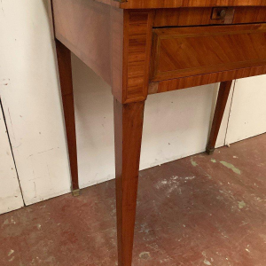 Bureau de dame en bois de rose de style Louis XVI, XIXᵉ siècle