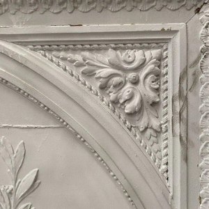 Fronton de porte, panneau décoratif en bois et stuc patiné, XIXᵉ siècle