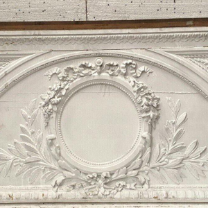 Fronton de porte, panneau décoratif en bois et stuc patiné, XIXᵉ siècle