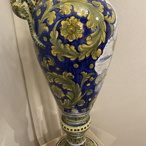 Grifo Deruta, grande jarre en céramique, anse formée de serpents, Italie XXe siècle