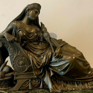 Een imposante bronzen en marmeren klok, van J. Feuchère, uitgegeven door Gauthier, 19e eeuw.