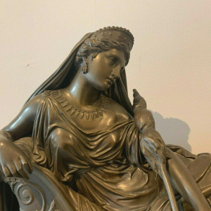 Een imposante bronzen en marmeren klok, van J. Feuchère, uitgegeven door Gauthier, 19e eeuw.