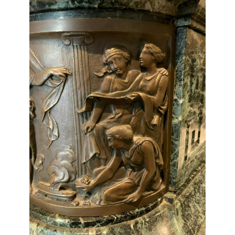 Een imposante bronzen en marmeren klok, van J. Feuchère, uitgegeven door Gauthier, 19e eeuw.