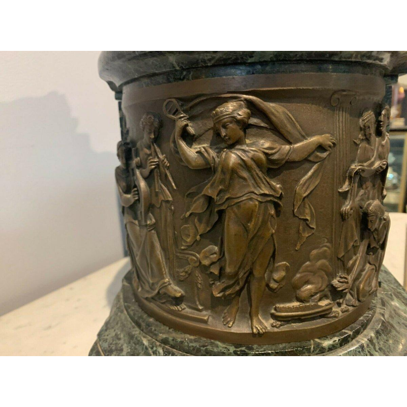 Een imposante bronzen en marmeren klok, van J. Feuchère, uitgegeven door Gauthier, 19e eeuw.